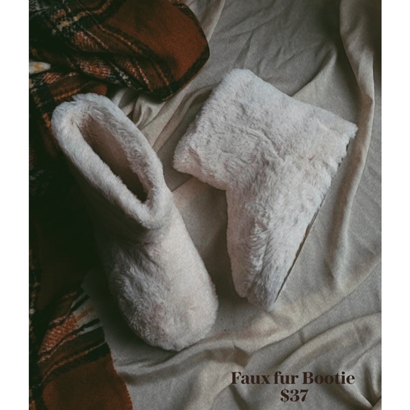 🆕️Holiday Collection// Beige Fur bootie - Picture 3 of 4